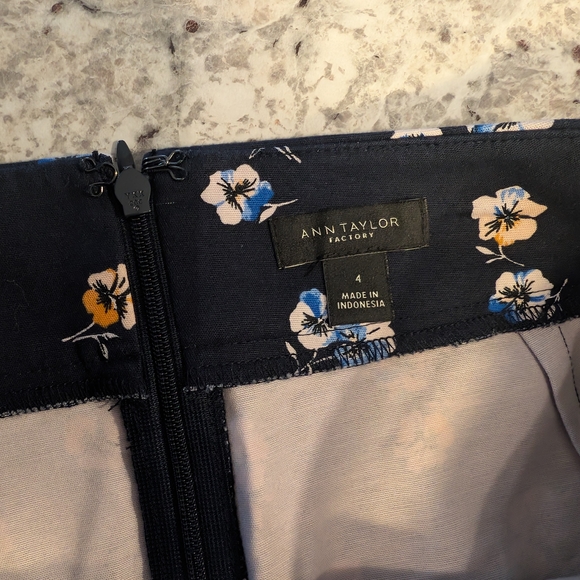 Ann Taylor Factory Navy Floral Pencil Skirt Size 4 - Picture 3 of 6